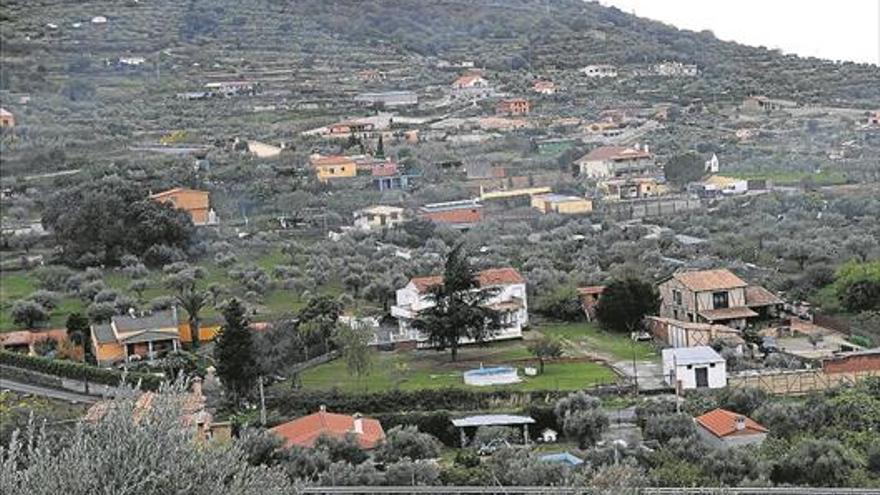 El alcalde de Plasencia: «Si la ley me obliga a tirar una vivienda ilegal, se derribará»