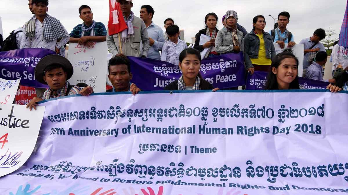 Se cumplen 70 años de la Declaración Universal de los Derechos Humanos. En la foto, habitantes de Phnom Penh, en Camboya, celebran con pancartas la efeméride.