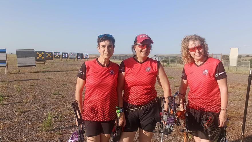 Tres arqueras extremeñas compiten en las ‘Olimpiadas’ para ‘yayos’