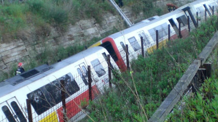 Momento de la extracción de la locomotora del tren accidentado esta mañana en Sineu.