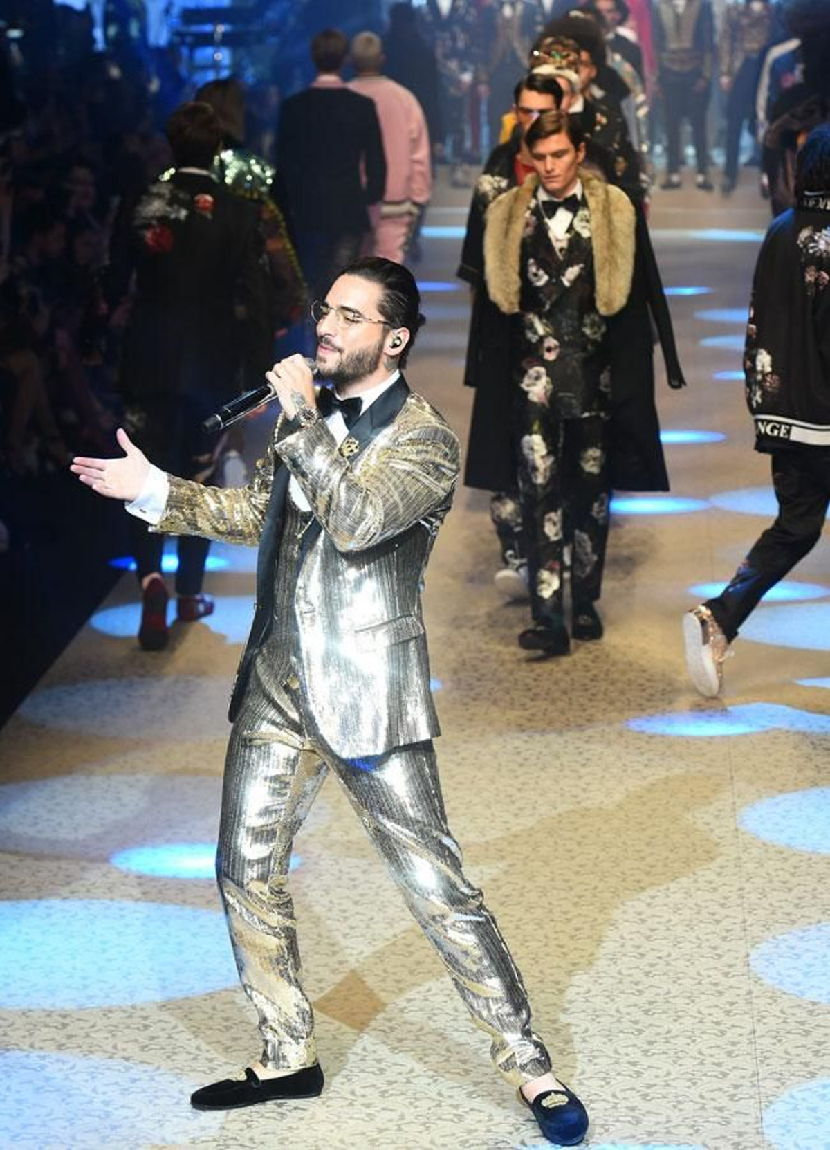 Maluma con traje chaqueta dorado en el desfile de Dolce & Gabbana