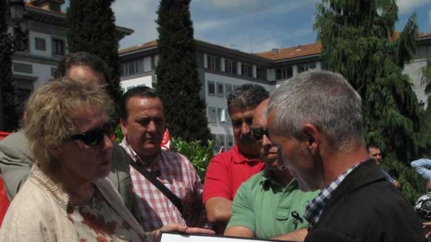 Los abogados, en la acampada de Oviedo.