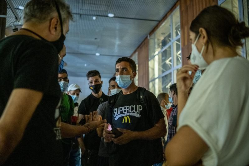 Migrantes en la estación marítima de Santa Cruz de Tenerife