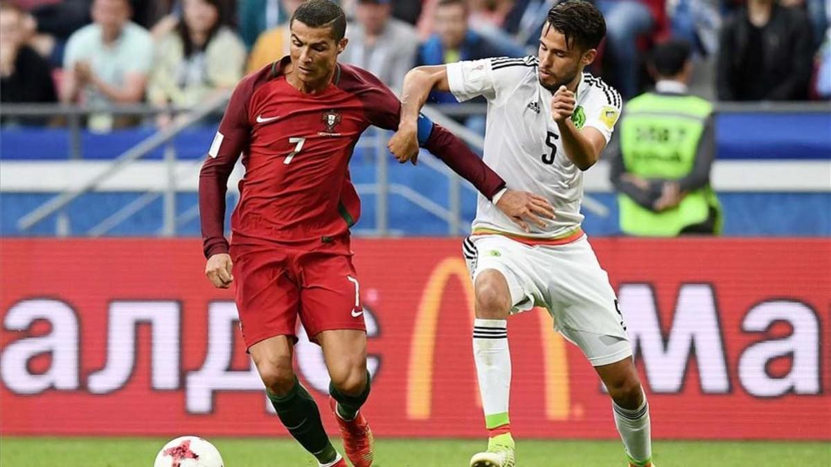 Diego Reyes, marcando a Cristiano Ronaldo durante el Portugal-México