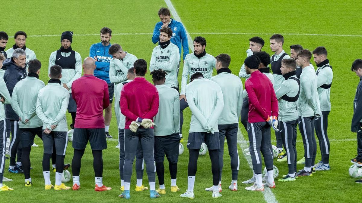 Setién departe con los jugadores del Villarreal, a los que les ha advertido de la peligrosidad de la falta de objetivo del rival.