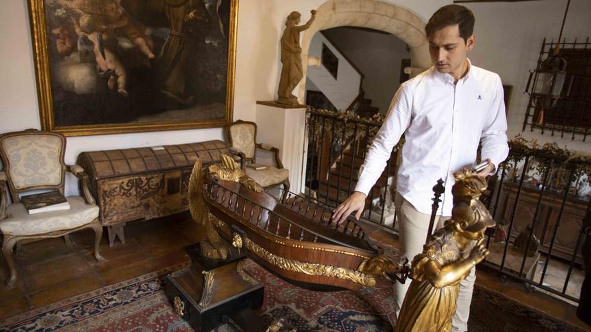 Una casa de antiguedades de Xàtiva saca a la venta la cuna del rey Alfonso XII.
