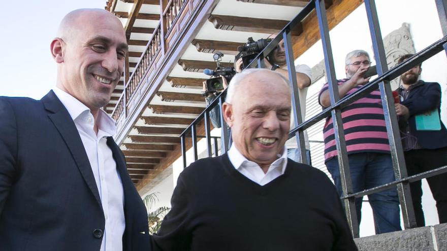 Antonio Suárez -d-, presidente de la Interinsular de Las Palmas, junto a Rubiales, presidente de la RFEF.