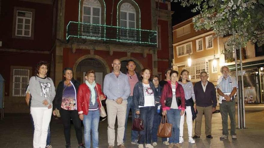 La iluminación verde del concello fue estrenada ayer por la noche. // Santos Álvarez