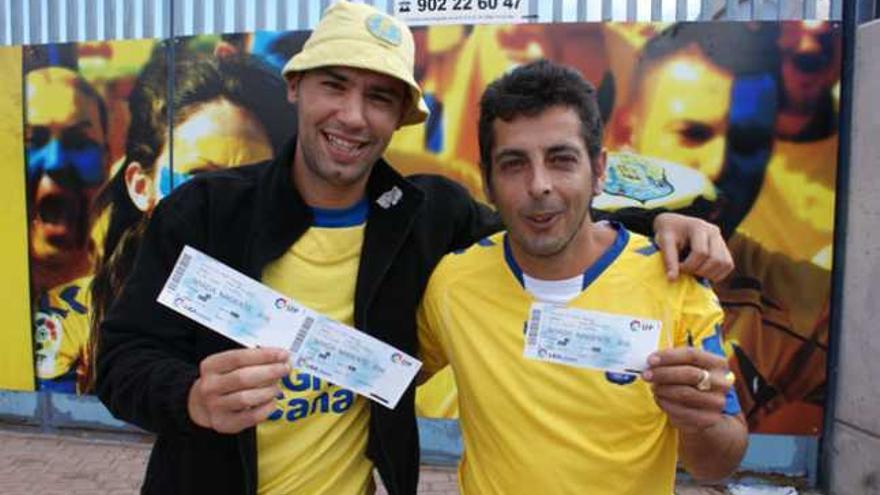 Alexander Perea (i), junto a Sergio Melián, con las entradas para hoy. | luis del rosario