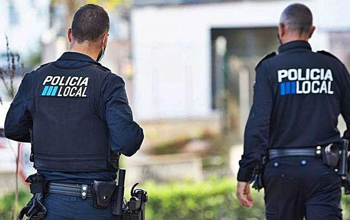 Dos agentes de la Policía Local de Santa Eulària, en una imagen de archivo.