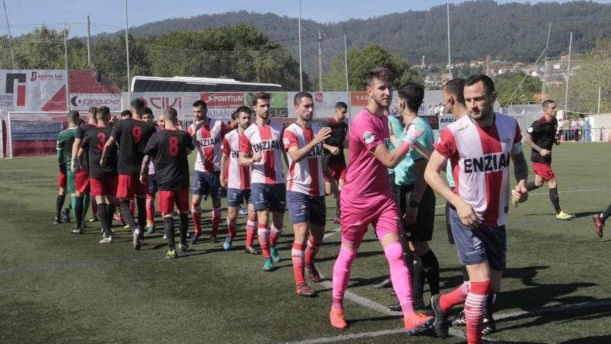 Los futbolistas de Alondras y Mensajero se saludan antes del inicio del choque. // Santos Álvarez