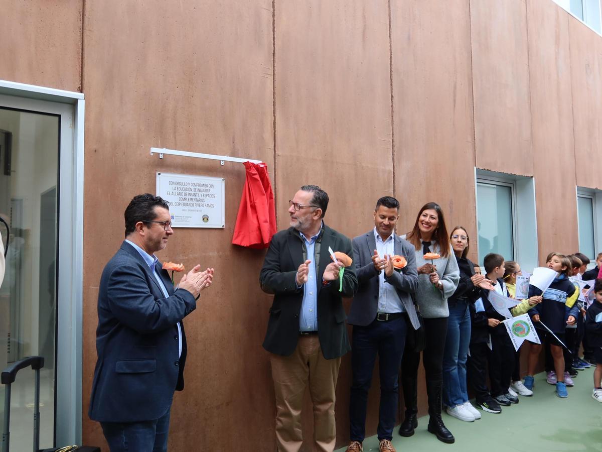 Por la izquierda, el alcalde Juan Jesús Facundo y el consejero de Educación, Poli Suárez en la inauguración del Aulario Infantil.