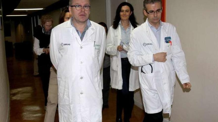 El coordinador de Urgencias, Martín Rubianes, (a la izquierda) y el jefe de guardia durante los días 5 y 6, Alberto Fernández, con la directora médica del Xeral, Silvia Rodríguez.  // Ricardo Grobas