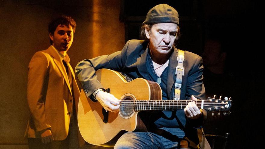 Álvaro Urquijo tocando la guitarra y, al fondo, el actor que da vida a Enrique Urquijo