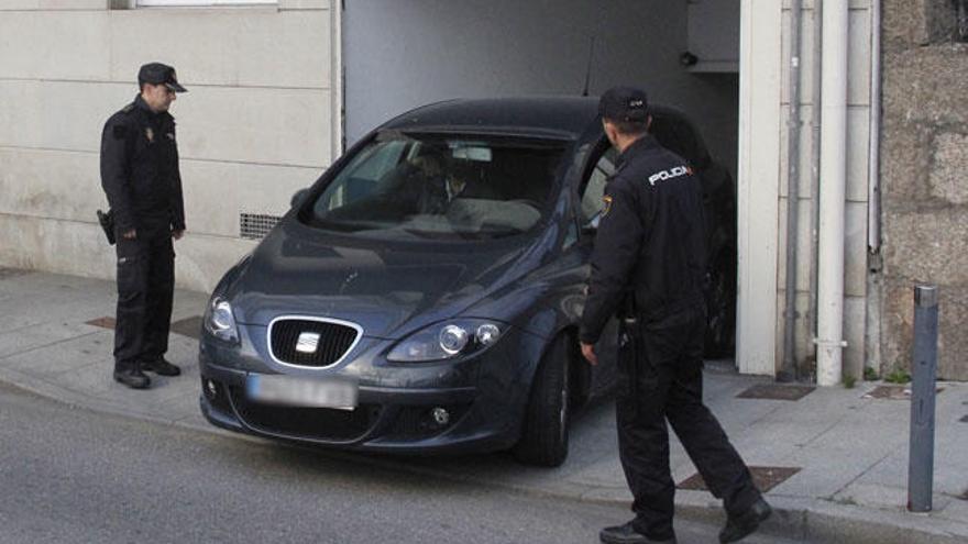 Salida del joven agresor de la comisaría de Marín donde pasó la noche detenido. // S. Álvarez