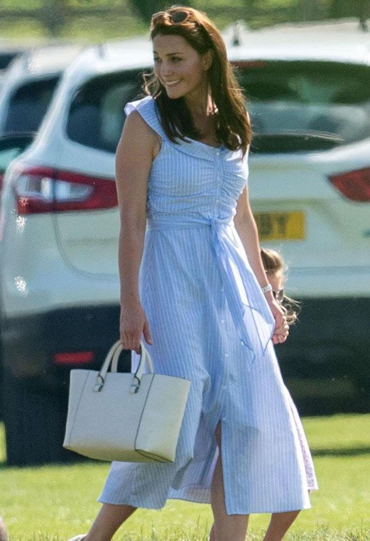 Kate Middleton con vestido de Zara con hombros descubiertos