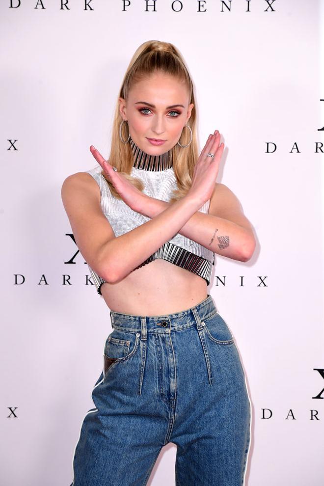 Sophie Turner, sideral y retrofuturista