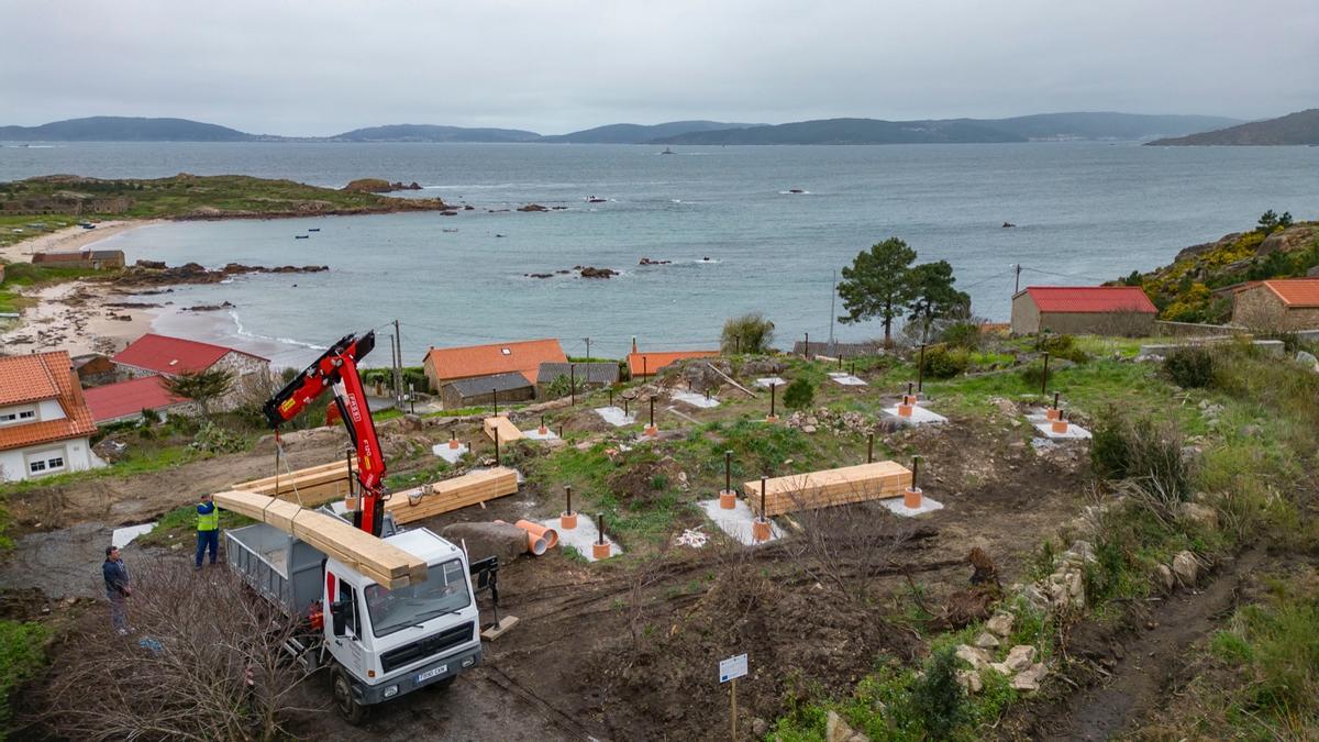 Obras de construción de sete apartamentos turísticos inspirados nos tradicionais refuxios de pesca do porto de Quilmas, en Carnota