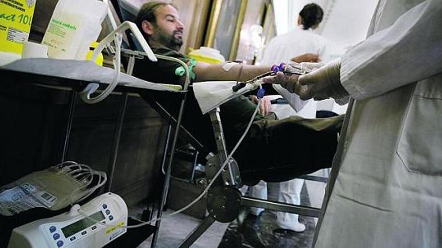 Javier Lera, ayer, en el salón de recepciones del Ayuntamiento de Avilés donando sangre.