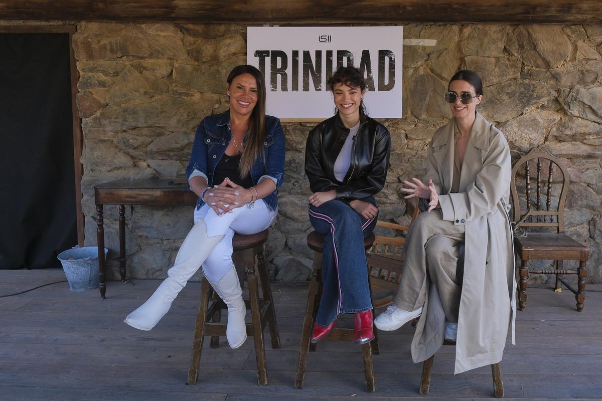 Karla Sofía Gascón, Gabriela Andrada y Paz Vega, en el set de Trinidad