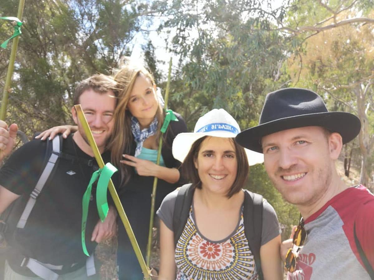 Alejandra (segunda por la izquierda), realizando su primera 'Romeria a la Magdalena' en Australia junto a unos amigos.