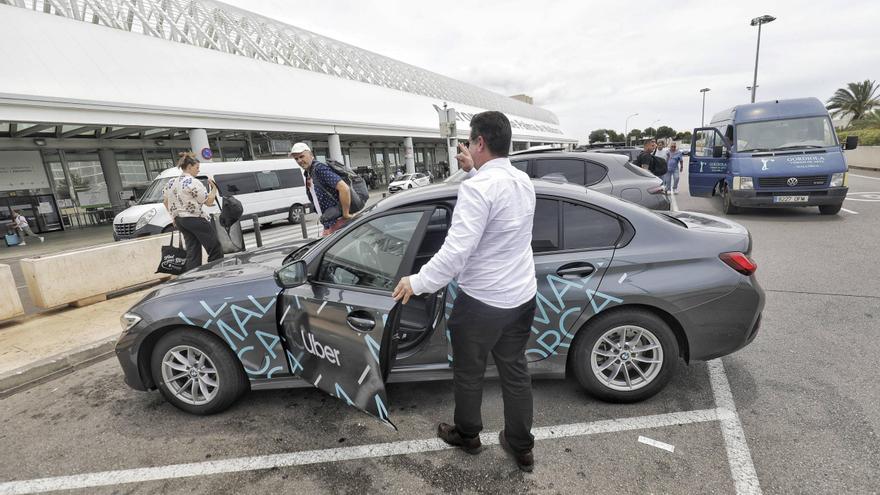 Los VTC tendrán que pagar por aparcar en el aeropuerto de Palma a partir de abril