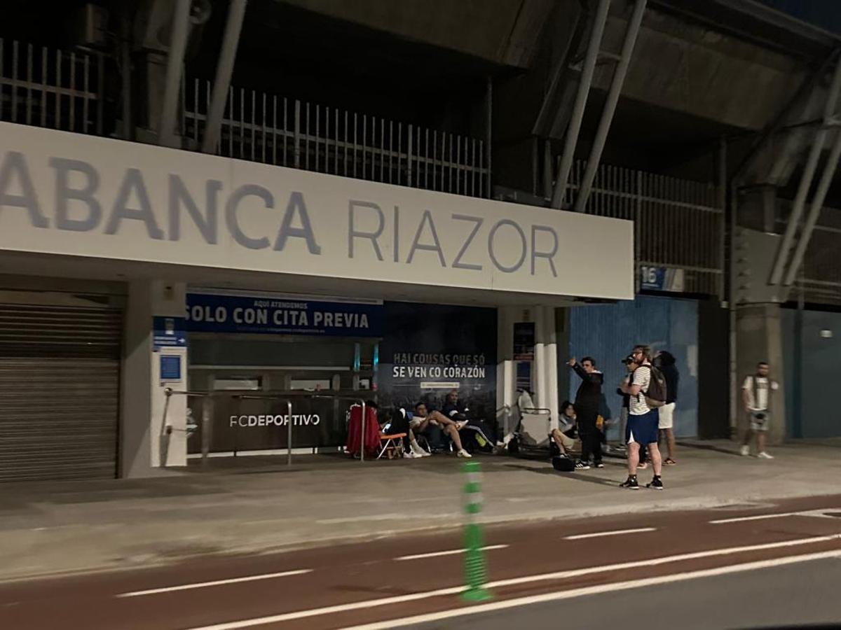 Aficionados del Dépor, anoche, haciendo cola para conseguir hoy las entradas para Castellón.