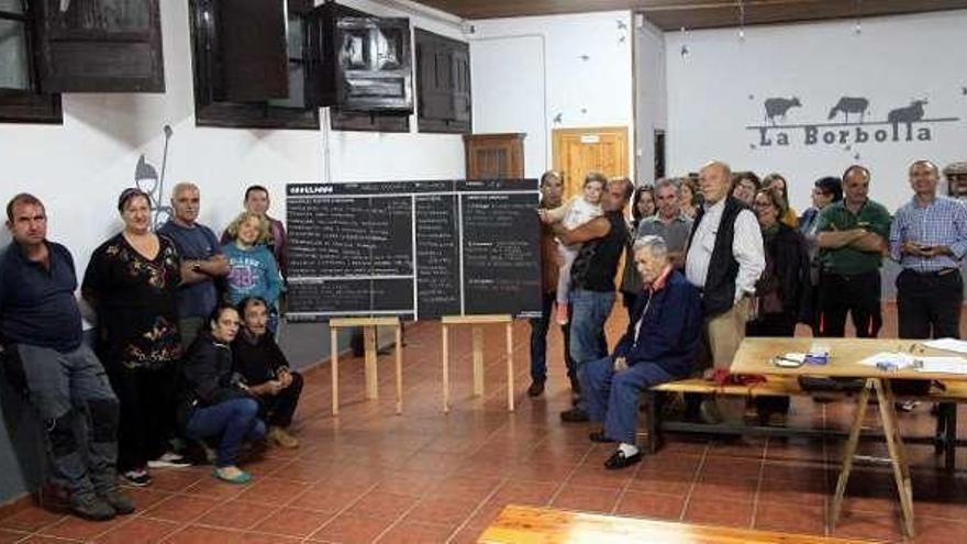 Los vecinos que tomaron parte en la reunión.