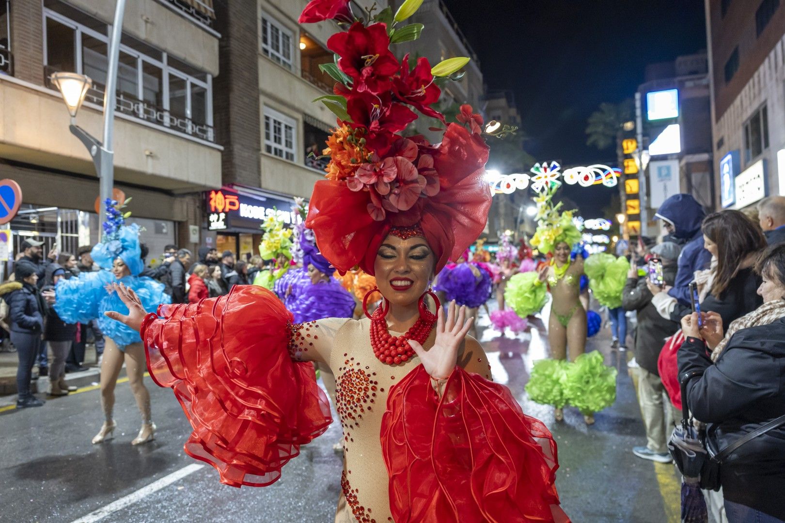 Aquí las mejores imágenes del desfile nocturno del Carnaval de Torrevieja 2025 que salió a la calle desafiando el viento y la lluvia