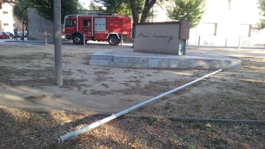 Malmeten el monument a Companys de Figueres i arrenquen l&#039;estelada