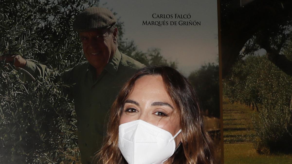 Tamara Falcó, en Madrid Fusión con conjunto a cuadros vichy de Vanderwilde