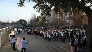 “¡Que dimitan!”: familias de la escuela de Sabadell intervenida por Educació claman contra la baja en bloque de la dirección