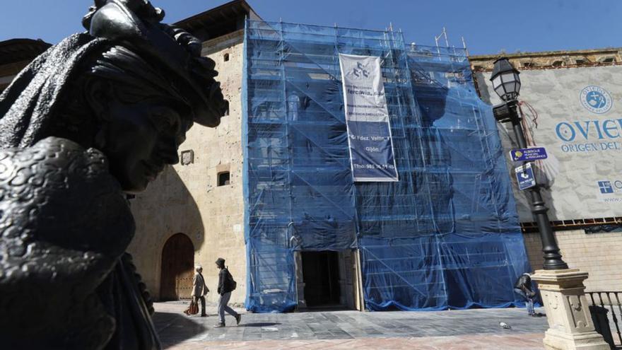 La estatua de La Regenta, a la izquierda, con la sede del Colegio de Notarios, en obras, al fondo. | Luisma Murias.