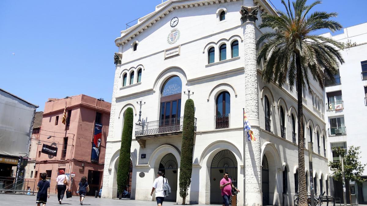 Edificio del Ayuntamiento de Badalona en la Plaça de la Vila