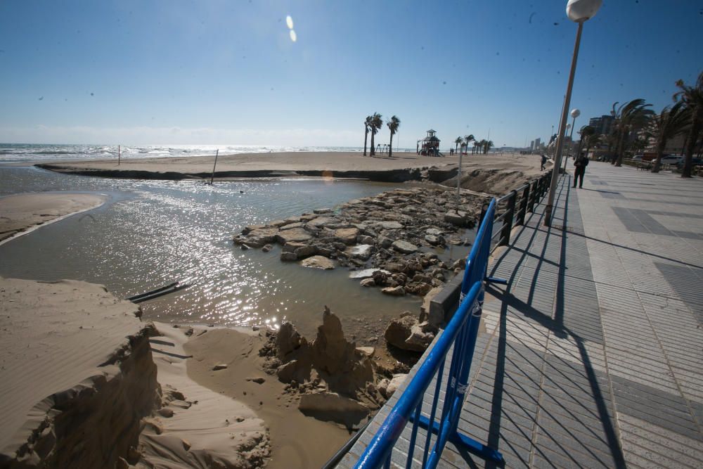 Tres edificios de la playa de San Juan siguen anegados y 120 viviendas sin luz ni agua