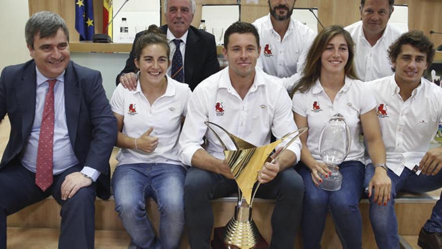 Matías Tudela con el trofeo del Preolímpico, en la visita al CSD