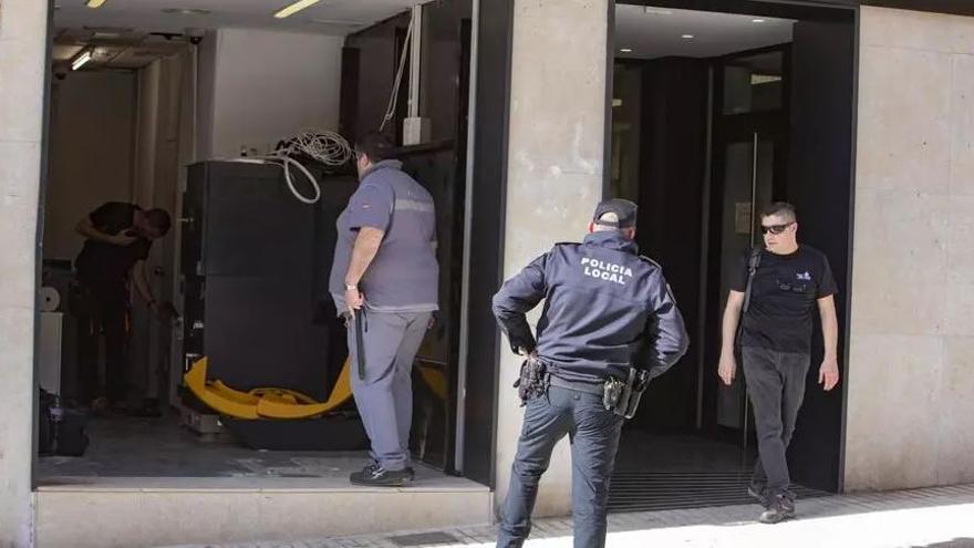 Dos años de prisión por robar 150.000 euros de seis cajeros, dos de ellos de la Región, con camiones grúa