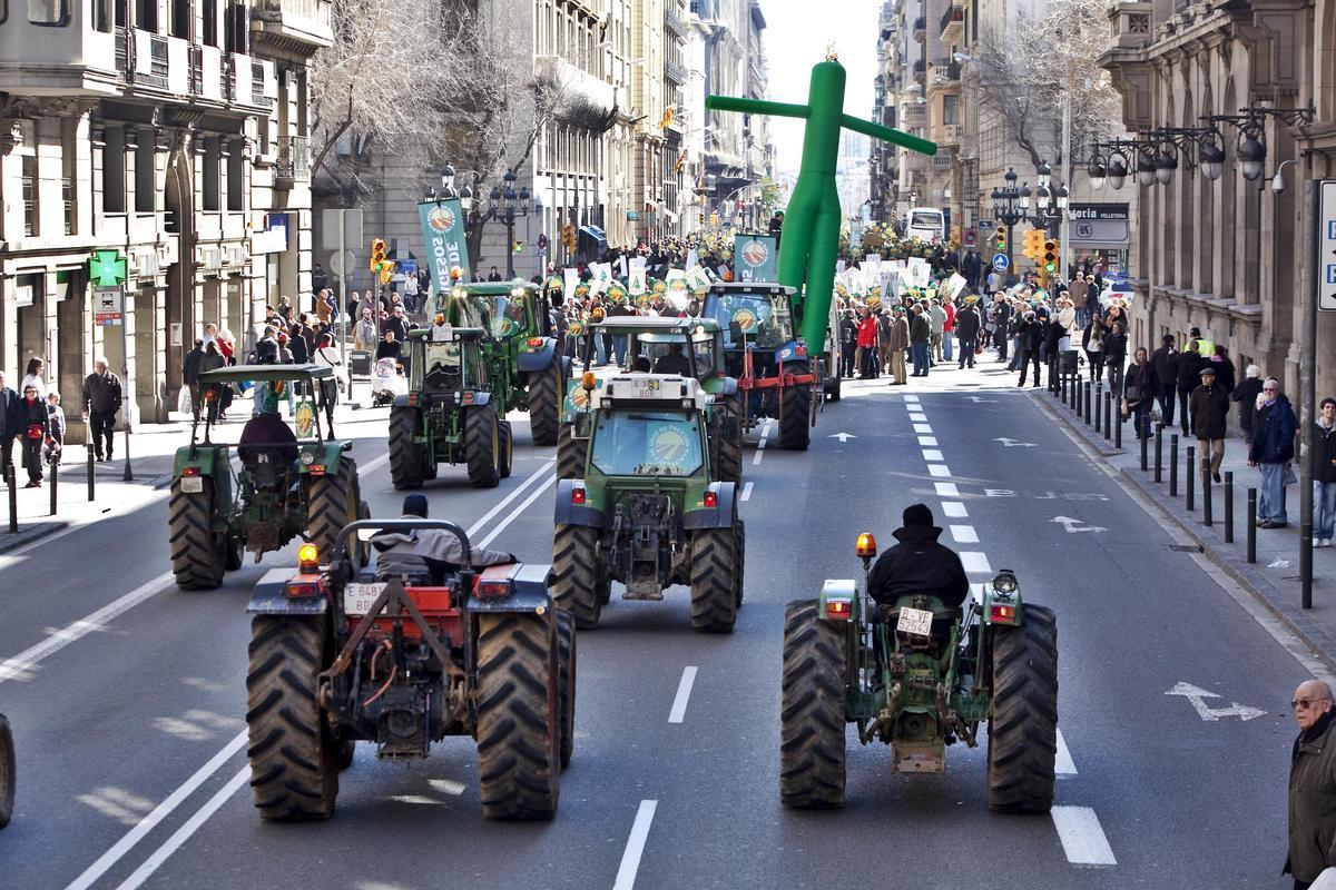 Agricultores payeses con sus tractores durante una protesta en Barcelona en 2010.