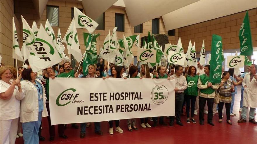 CSIF se concentra para denunciar la falta de personal del Hospital Reina Sofía