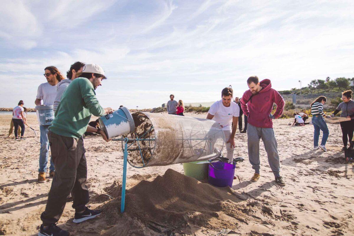 Recogen 800.000 pellets de plástico en dos horas en la playa de La Pineda (Alicante)