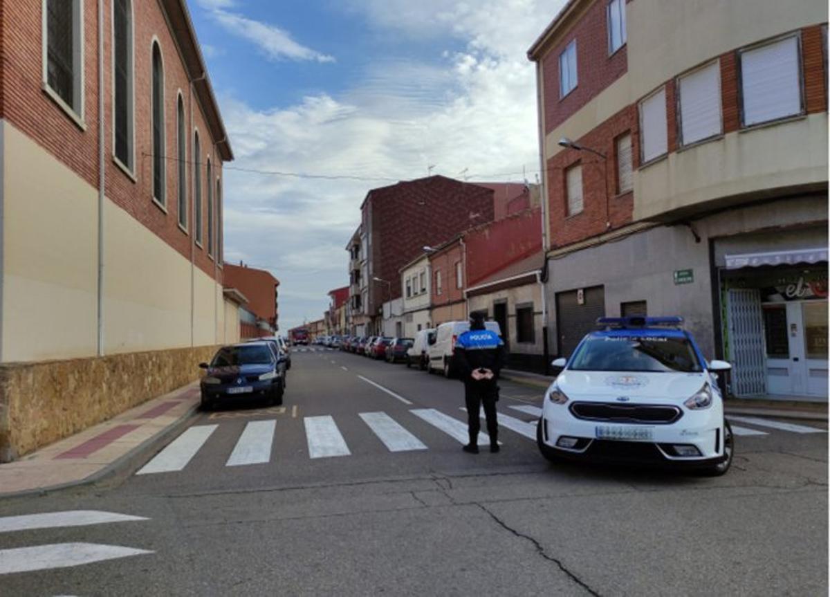 Policía Local en el control de acceso a una calle. | E. P.