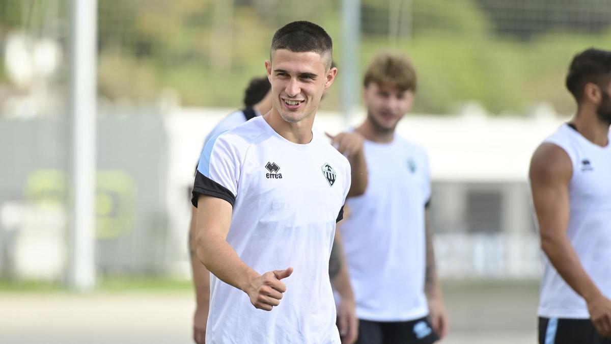Beñat Gerenabarrena, en un entrenamiento del CD Castellón en la ciudad deportiva Globeenergy.