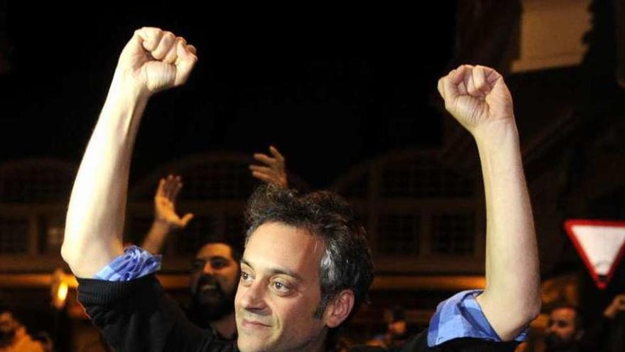 Xulio Ferreiro, ayer, en la calle Pontejos, al conocer los resultados.