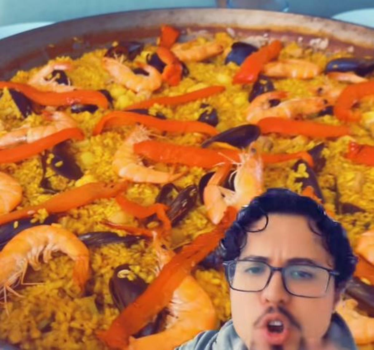 Un tiktokter ecuatoriano intenta hacer pasar por paella valenciana 'un arroz con cosas'