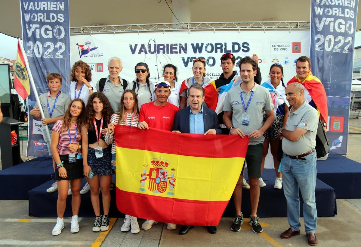 Tone Pérez, Abel Caballero y la flota española, en el Mundial de Vigo 2022.