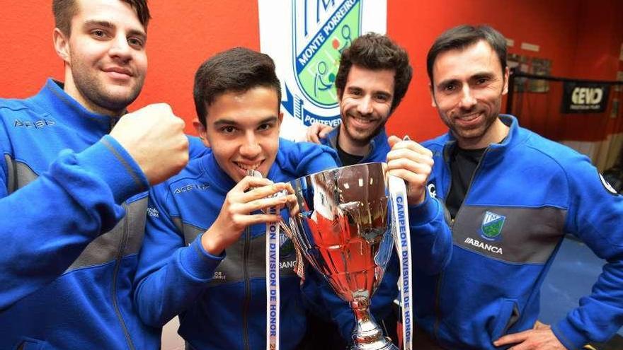 Nico, Horacio, Nacho y su entrenador, Nando (de izquierda a derecha), con el trofeo. // Gustavo Santos