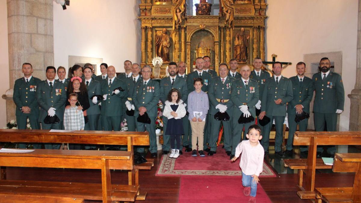 Agentes de la Guardia Civil de Puebla de Sanabria junto a familiares. | A. S. 