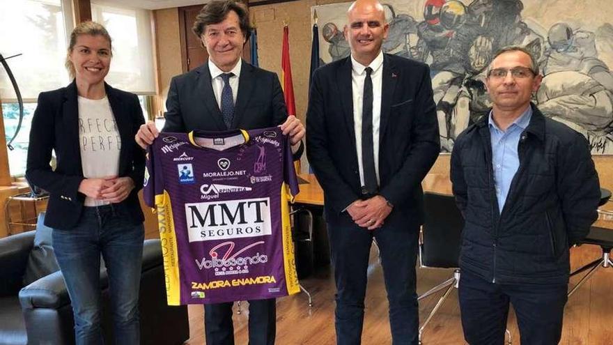 Lete posa con la camiseta del MMT acompañado por Clara San Damián, José A. Quintana y Manuel Pérez.