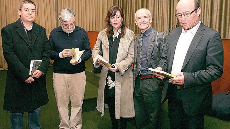 Manuel Mandianes, segundo por la derecha, con los periodistas que copresentaron el libro.