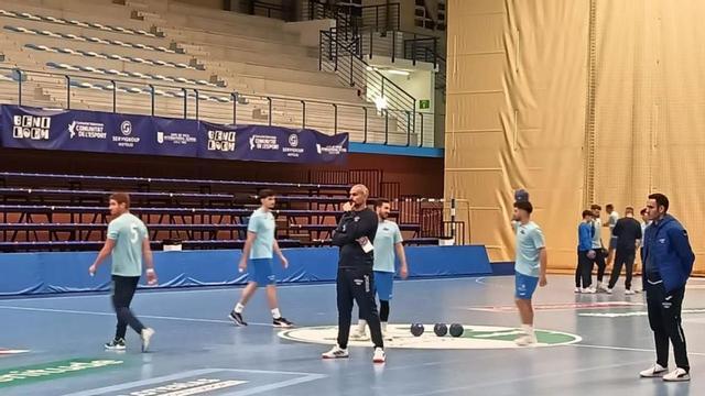 Marko Krivokapic, en el centro, esta semana en uno de sus primeros entrenamientos al frente del Benidorm.
